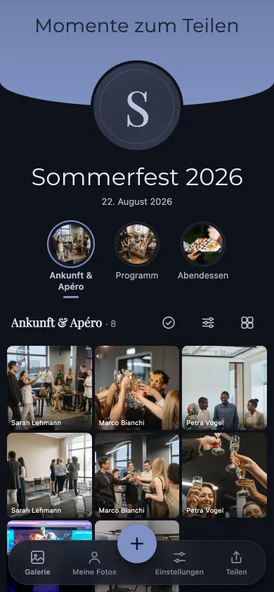 Album „Sommerfest 2026“ auf einem Telefon: Bilder eines Firmenanlasses in der saphirblauen Farbwelt