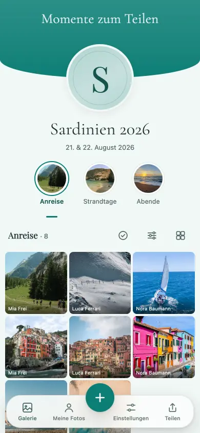 Album „Sardinien 2026“ auf einem Telefon: Reisebilder in der petrolfarbenen Farbwelt, nach Etappen sortiert