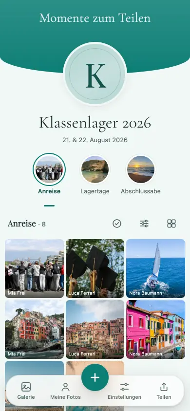 Album „Klassenlager 2026“ auf einem Telefon: Lagerfotos in der petrolfarbenen Farbwelt