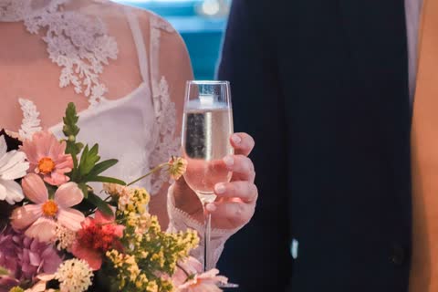 Tischkarten und Kameras auf einem Hochzeitstisch