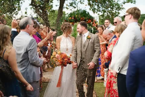 Brautpaar tanzt am Abend der Hochzeit