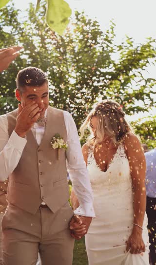 Gedeckter Hochzeitstisch mit Blumen und Karten