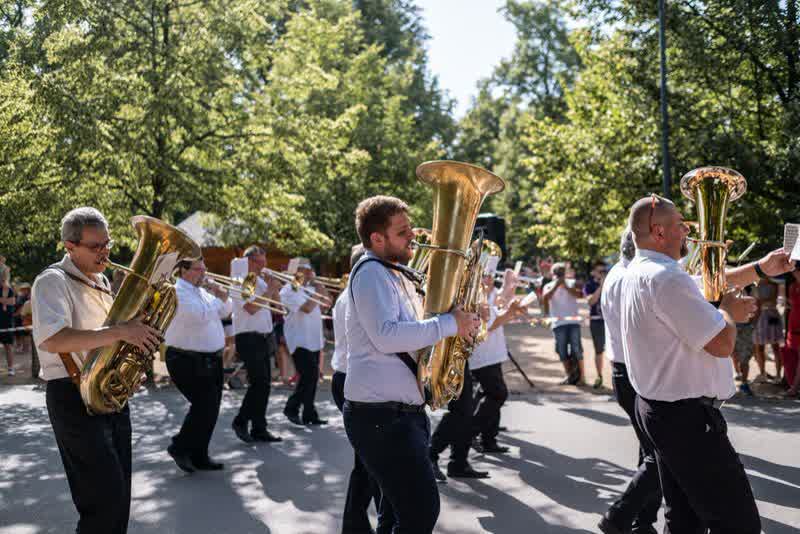 Musikverein spielt mit Tuben und Posaunen an einem Dorfumzug